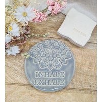 Seifenschale Keramik, Seifenablage Mit Mandala Und Affirmation "Inhale Exhale" in Hellgrau von GluecksvogelCeramics