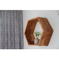 Hexagon Wandregal Aus Olivenholz von Glueckweiser