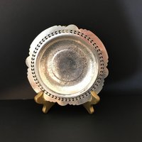 Vintage Silber Gestanzte Schale Dekorative Versilberte Flache Schüssel Schlüsselschale Fangen Alle Silbertablett Dekor Made in Canada von GlyndasVintageshop