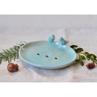 Handgemachte Hellblaue Keramik-Seifenschale Mit Schwamm-Halter Handgemachte Hellblaue Keramik-Seifenschale Mit Schwamm-Halter von GnomeHomeCeramics