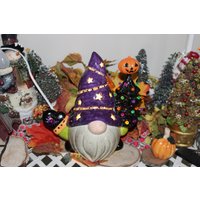 Gnome Keramik Hält Einen Halloween Weihnachtsbaum Beleuchtet Immergrün Rolly Polly Roly Poly von GnomeShacks