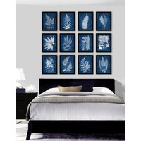 Indigo Fern Prints Set Von 12 Ungerahmten Farn Drucken Mit Blauem Hintergrund Fern_Invertiert_Navy12A von GnosisPictureArchive