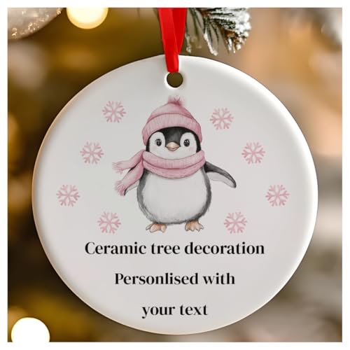 Personalisierbarer rosa Weihnachts-Baumschmuck, niedlicher Pinguin, rund, Keramik, zum Aufhängen, Babys 1. Weihnachten, erstes Weihnachten als Herr und Frau – 7 cm von Go Find A Gift