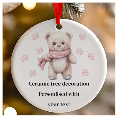 Personalisierbarer rosa Weihnachtsbär rund Keramik hängende Baumschmuck, Babys 1. Weihnachten, erstes Weihnachten als Herr und Frau – 7 cm von Go Find A Gift