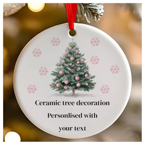 Personalisierbarer rosa Weihnachtsbaum, rund, Keramik, hängende Baumdekoration, Babys 1. Weihnachten, erstes Weihnachten als Herr und Frau – 7 cm von Go Find A Gift