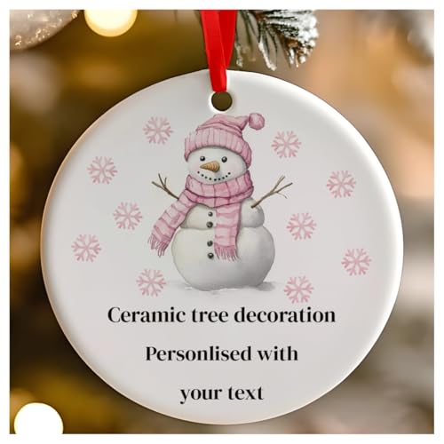 Personalisierbarer rosa Weihnachtsschneemann, rund, Keramik, hängende Baumdekoration, Babys 1. Weihnachten, erstes Weihnachten als Herr und Frau – 7 cm von Go Find A Gift