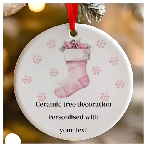 Personalisierbarer rosa Weihnachtsstrumpf rund Keramik hängende Baumdekoration, Babys 1. Weihnachten, erstes Weihnachten als Herr und Frau – 7 cm von Go Find A Gift