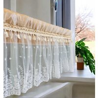 Rustikaler Sackleinen-Spitzen-Fenstervolant Mit Blumenstickerei - Benutzerdefinierte Breite Verfügbar Rustikaler Sackleinen-Spitzen-Fenstervolant Mit Blumenstickerei - Benutzerdefinierte Breite Verfügbar von GoToBoutique