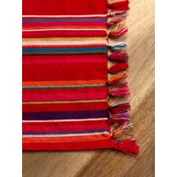 Gestreifter Tischläufer in Rot von GoatsGruffHandmade