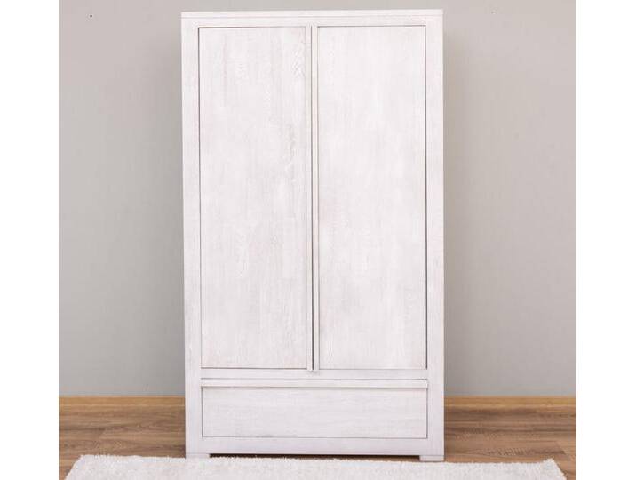 Kleiderschrank mit Schublade im Landhausstil von Göhring