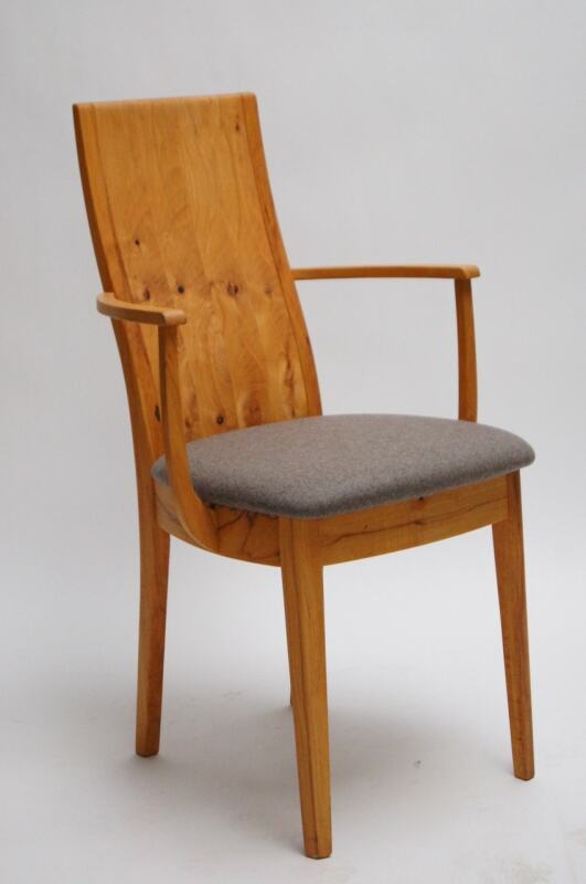 Massiver Armlehnstuhl mit Polstersitz und Holzrücken Kernbuche Polstersitz Leder von Göhring