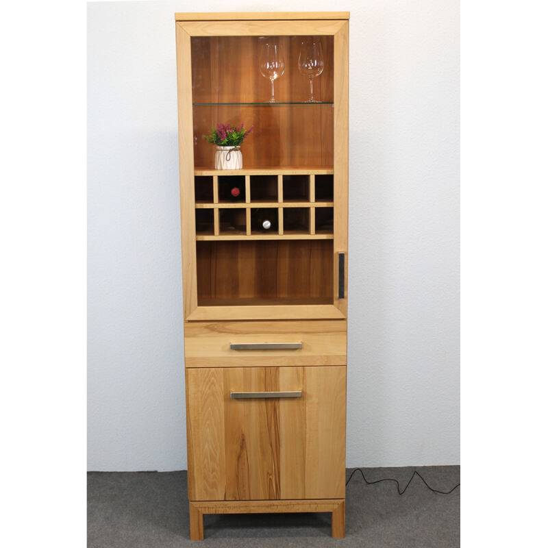 Moderne Glasvitrine mit Weineinsatz Kernbuche von Göhring