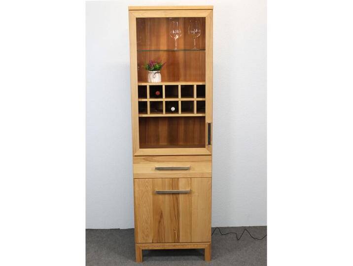 Moderne Glasvitrine mit Weineinsatz Kernbuche von Göhring