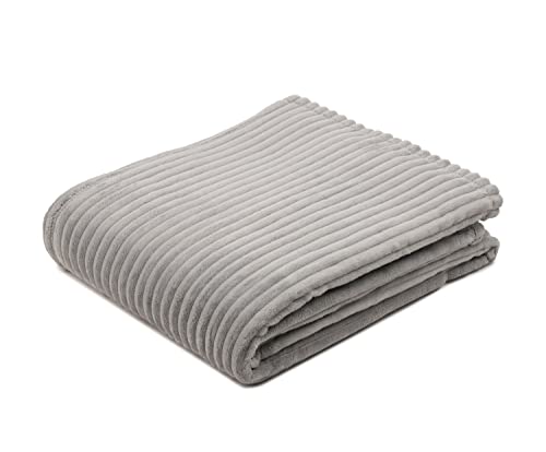 Gözze - Kuschelweiche Kuscheldecke, Feine Cord-Optik, 1040g/Stück, 150 x 200 cm - Silber Gözze - Kuschelweiche Kuscheldecke, Feine Cord-Optik, 1040g/Stück, 150 x 200 cm - Silber von Gözze