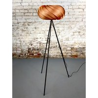 Designer-stehleuchte Aus Holz. Lampenschirm Elegantem Kirschbaum. 160cm Hoch Designer-stehleuchte Aus Holz. Lampenschirm Elegantem Kirschbaum. 160cm Hoch von Gofurnit