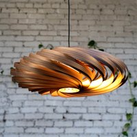 Handgefertigte Hängeleuchte Aus Nussbaum Holz, Spiralförmiges Design Und Gemütliches Licht von Gofurnit