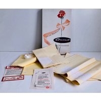 Paris Mon Amour 5-Teiliges Aussteuer Set I Original Juli 66 Wunderbare Bettwäsche Übergröße Zartgelb Weiß Spitze Drap Midcentury von GoldBande