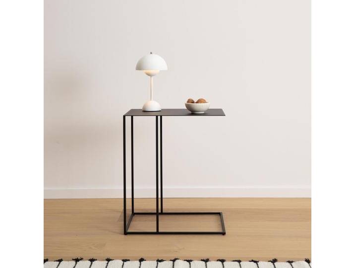 Beistelltisch THEO in C – Form Farbe Schwarz Ablage fürs Sofa Modernes Design aus Metall 47 x 35 x 55 cm hoch rechteckig Made in Germany Beistelltisch THEO in C – Form Farbe Schwarz Ablage fürs Sofa Modernes Design aus Metall 47 x 35 x 55 cm hoch rechteckig Made in Germany von Goldau & Noelle Manufaktur