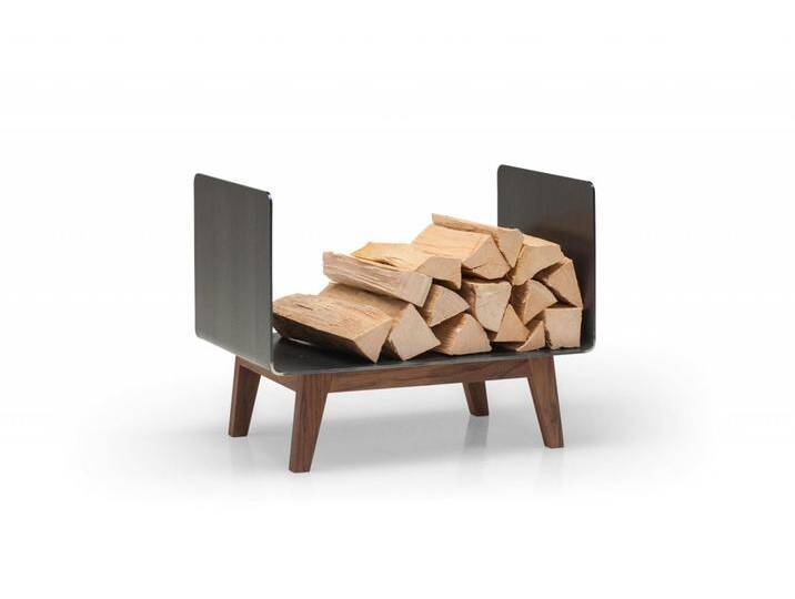 Kaminholzregal Innen aus Metall. Hochwertiges Design Brennholzregal aus Metall und Massivholz für das Wohnzimmer. 60 cm breit. Handgemacht in DE. von Goldau & Noelle Manufaktur