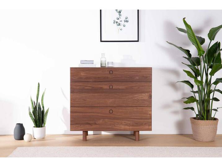 Kommode aus Nussbaum Massivholz mit 3 Schubladen. Fürs Schlafzimmer und Wohnzimmer. 102 cm breit, 93 cm hoch. Made in Germany Kommode aus Nussbaum Massivholz mit 3 Schubladen. Fürs Schlafzimmer und Wohnzimmer. 102 cm breit, 93 cm hoch. Made in Germany von Goldau & Noelle Manufaktur