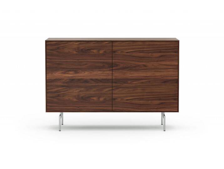 Massivholzanrichte FRIEDA 14 Sideboard Nussbaum Massiv Designer Sideboard Kleine Kommode Edelstahlfüße 2 Türen Made in Germany von Goldau & Noelle Manufaktur