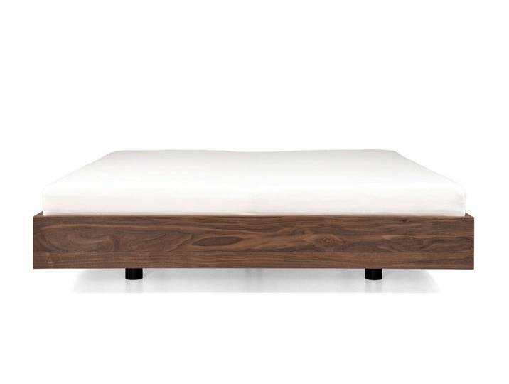 Massivholzbett 180x200 in Nussbaum, geölt ohne Kopfteil. Schwebebett aus natürlichem Holz. Made in Germany Massivholzbett 180x200 in Nussbaum, geölt ohne Kopfteil. Schwebebett aus natürlichem Holz. Made in Germany von Goldau & Noelle Manufaktur