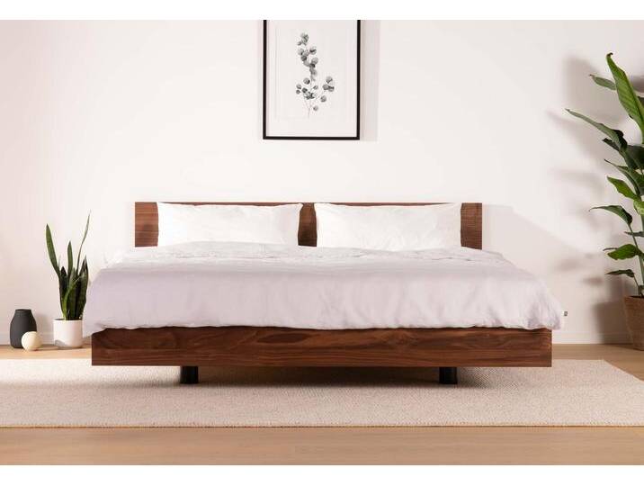 Massivholzbett 180x200 in Nussbaum geölt mit Kopfteil. Schwebebett aus natürlichem Holz. Made in Germany Massivholzbett 180x200 in Nussbaum geölt mit Kopfteil. Schwebebett aus natürlichem Holz. Made in Germany von Goldau & Noelle Manufaktur