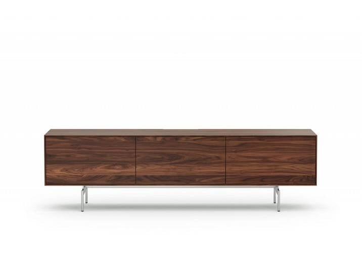 TV-Lowboard Nussbaum Flaches Sideboard Massivholzmöbel Edelstahlfüße Grifflose Fronten Push-to-Open Made in Germany von Goldau & Noelle Manufaktur