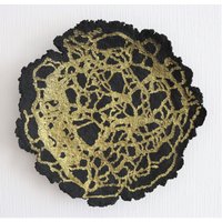 Wandteller Aus Recyceltem Pappmaché Abstraktes Dekor in Schwarz & Gold von GoldenBowlStudio
