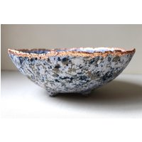 Große Pappmaché-Schale in Grauer Granitfarbe Mit Vier Beinen Und Einem Bronzefarbenen Rand. Dekorativer Teller Aus Recyceltem Papier. Handgemachtes von GoldenBowlStudio