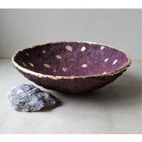 Lila Pappmache Schale Goldrand Dekorativer Teller von GoldenBowlStudio