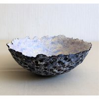 Pappmache Schale in Weihnachtlicher Stimmung. Dekorativer Teller Dunkelblau Mit Hellblauer Innenseite. Zellstoffgefäß Aus Recyceltem Papier. Tolles von GoldenBowlStudio