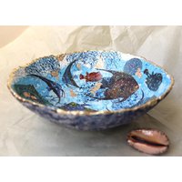 Schüssel Aus Pappmache Mit Maritimem Motiv Maritimes Recycling-Kunstwerk Goldrand Schüssel Aus Pappmache Mit Maritimem Motiv Maritimes Recycling-Kunstwerk Goldrand von GoldenBowlStudio