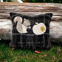 Neuer Handgefertigter Vintage Schal Herbst Kissen Quilt Eichhörnchen Eichel & Kürbis von GoldenGatheringsShop