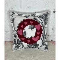 Neu Handgemachte Valentine Kranz Kissen Vintage Quilt Chenille Tagesdecke von GoldenGatheringsShop