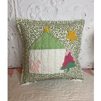 Neu Handgemachtes Weihnachtshaus & Katzenkissen Englisch Quilt Chenille Tagesdecke von GoldenGatheringsShop