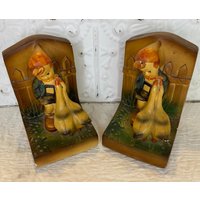 Vintage Chalkware Paar Buchstützen Junge Mit Gänsen Sehr Niedlich von GoldenGatheringsShop