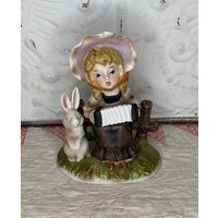 Vintage Porzellan Mädchen Auf Zaun Spielen Akkordeon Mit Häschen-Kaninchen-Figur von GoldenGatheringsShop