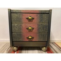 Eine Einzigartige Designer-Kommode, Verziert Mit Perlmutt - Und Metallic-Farben von GoldenLionStore