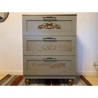 Großer Geräumiger Kommode Mit Einem Einzigartigen Dekor 108x79x42 cm Großer Geräumiger Kommode Mit Einem Einzigartigen Dekor 108x79x42 cm von GoldenLionStore