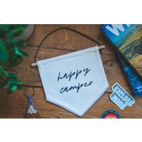 Happy Camper-Wimpel/Vanlife-Abenteuer-Geschenk Pin-Abzeichen-Flagge Leinwand-Flagge von GoldenMtn