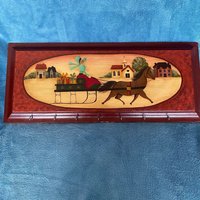 Vintage Wand Holz Handbemalt Schlüsselhalter Volkskunst Frau Kutsche Oma Kern Naiv von GoldensquaremileShop