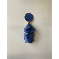 Handgemachte Blau Gesprenkelte Keramikfliese Wandbehang Erdiges Handwerkerdekor Handgemachte Blau Gesprenkelte Keramikfliese Wandbehang Erdiges Handwerkerdekor von GoldfinchArtCo
