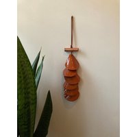 Terrakottafliese Wandbehang Handgefertigte Keramikwandkunst Mit Kupferakzent von GoldfinchArtCo