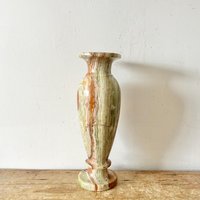 Atemberaubende Große Vintage Geschnitzte Grüne Onyx Alabaster Vase von GoldieandLulu