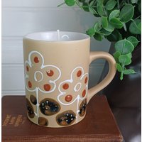 Vintage Handbemalte Steinzeug Kaffeetasse Rahened Design Mit Hand Gegossen Sojakerze Im Inneren Vintage Handbemalte Steinzeug Kaffeetasse Rahened Design Mit Hand Gegossen Sojakerze Im Inneren von GollyGVintage