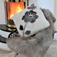 Lammfell Kissen "Blume" Mit Füllung von GoodFellDE