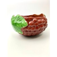 Vintage Handbemalte Trauben Servierschale Obst Keramik Servierzeug Majolika Grün Lila von GoodJunkCo