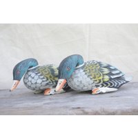 Geschnitzte Holz Enten Figuren Handgemaltes Tier Dekor, 2Er Set von GoodOldTimeArt