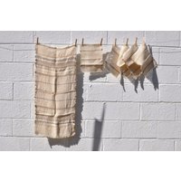 Cremefarbener Handgewebter Tischläufer Und Servietten Mit Blau-Braun Gestreiftem Design Aus Armenien von GoodSurplus